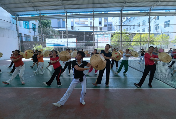 广场舞培训集中展演课堂，学员学习氛围热烈。谭文斌  摄