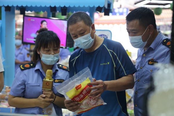 观摩组检查食品质量。