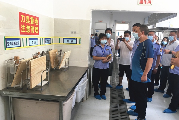 在黄泥塘中学食堂观摩。