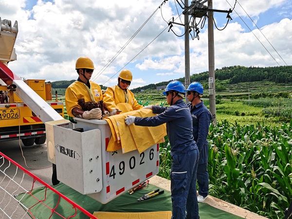 工作人員正將相關工器具及材料放入作業車。