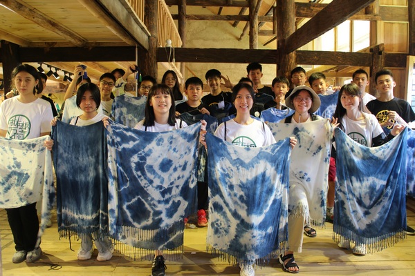 服务队面向来自深圳大中小学生开展扎染体验活动。