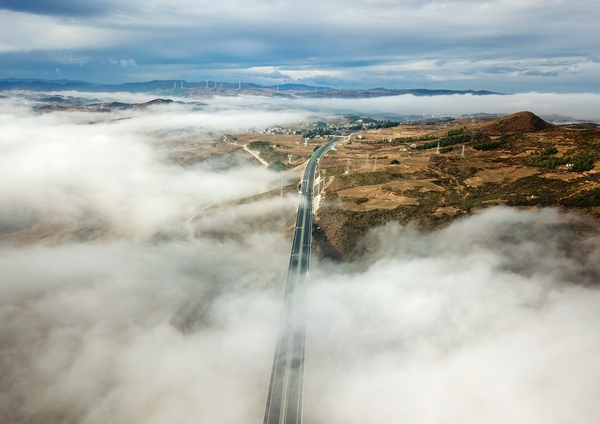 云雾中的贵州省六威高速观风海大桥。何欢摄