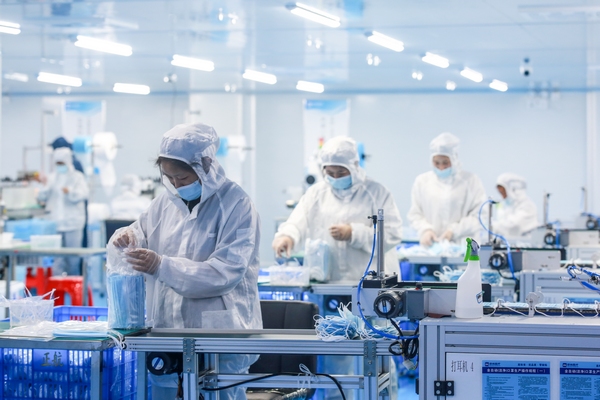 毕节市七星关区贵州菲尚医疗器械有限公司的员工在口罩生产车间内忙碌。陈曦摄