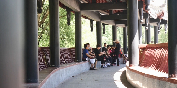 大方縣奢香公園市民在亭內休憩。李靈攝
