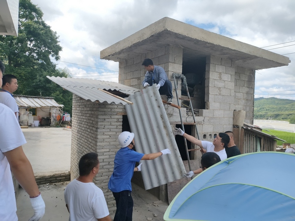 拆除杠寨村私搭乱建现场。