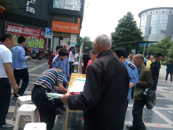 开阳县执法人员清除占道经营。