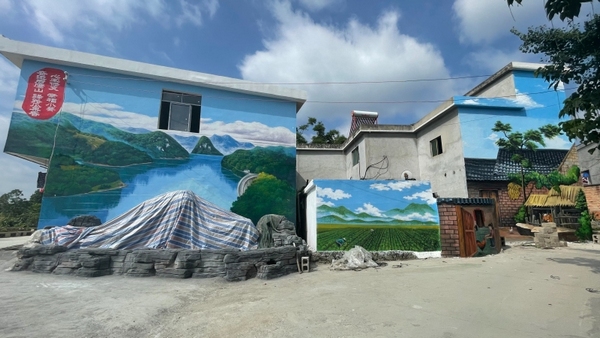 村民家墙上的彩绘。