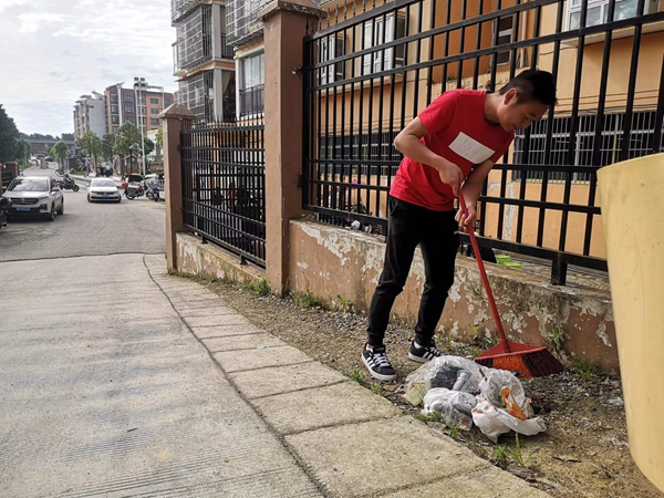图为：紫兴街道辖区群众自觉参与环境卫生大扫除