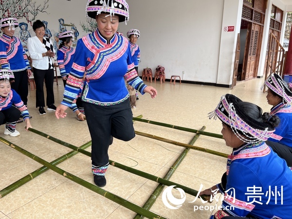 温泉村村民们正在跳竹竿舞。人民网 陈洁泉摄