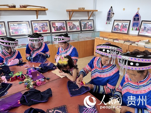温泉村村民正在刺绣。人民网 陈洁泉摄