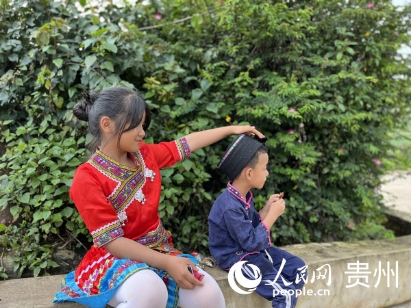 温泉村的小朋友正在广场玩耍。人民网 陈洁泉摄