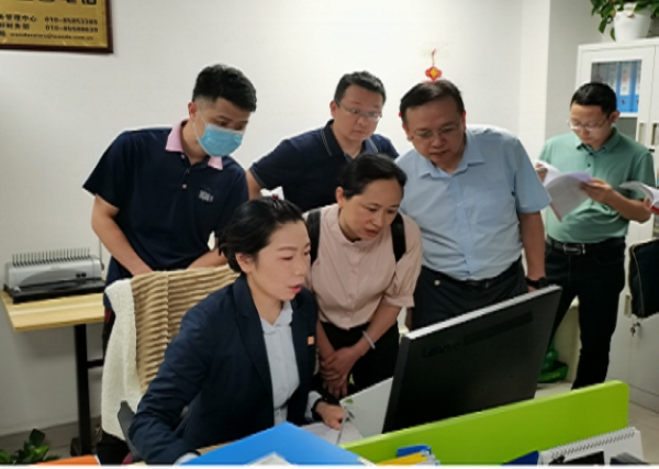 1.贵州省统计局党组成员、副局长王瑛率普查中心党支部同志深入基层送统计服务。