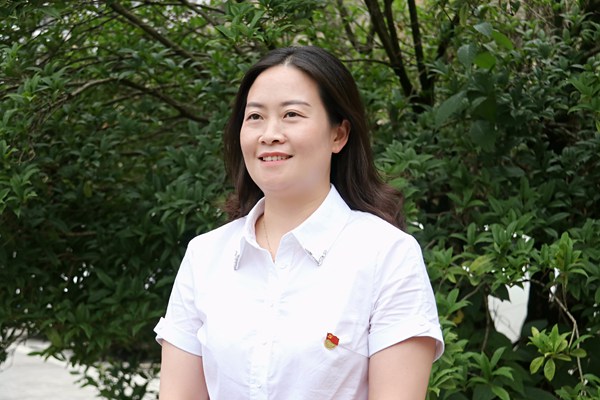 区教育科技局党组成员、副局长李章淑。