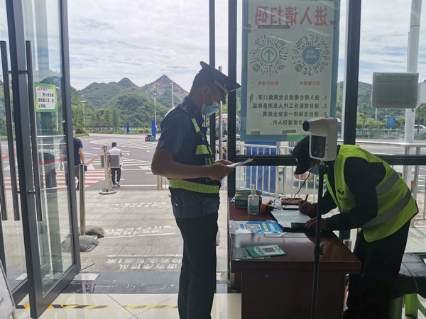 交通执法人员检查停车区疫情防控工作。孔明摄