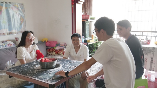 西南社区干部上门走访住户。