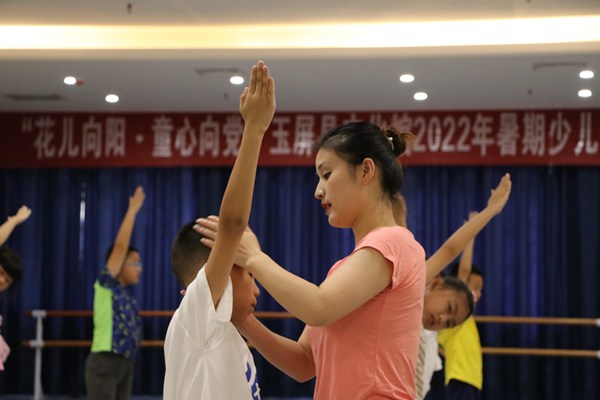 舞蹈老师正在指导学生练习基本功。