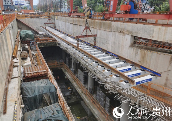 7月20日，贵阳市轨道交通3号线正在进行轨道吊装。人民网 王钦摄