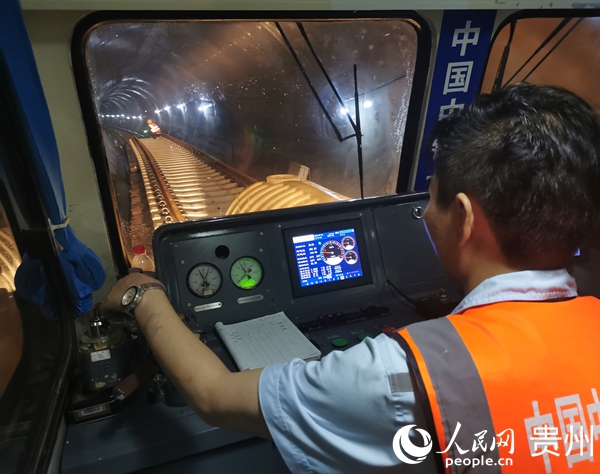 7月20日，轨道车在贵阳市轨道交通3号线内作业。人民网 王钦摄