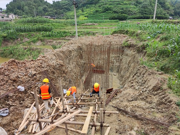 工作人員轄區生活污水提泵站修建現場。