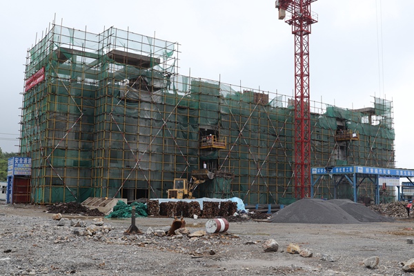 清镇经开区的再生资源综合利用生态产业园建设现场。