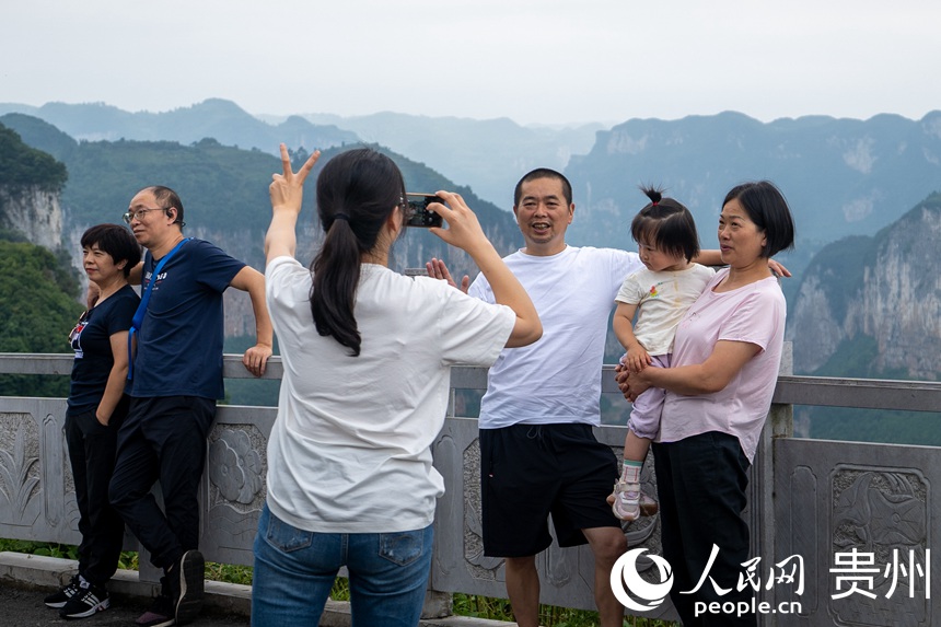 游客在化屋村乌江百里画廊观景台打卡拍照。人民网 阳茜摄