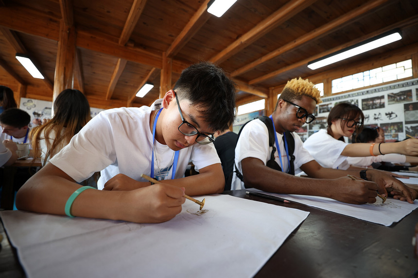 7月21日，留學生在學習苗族蠟染繪畫。