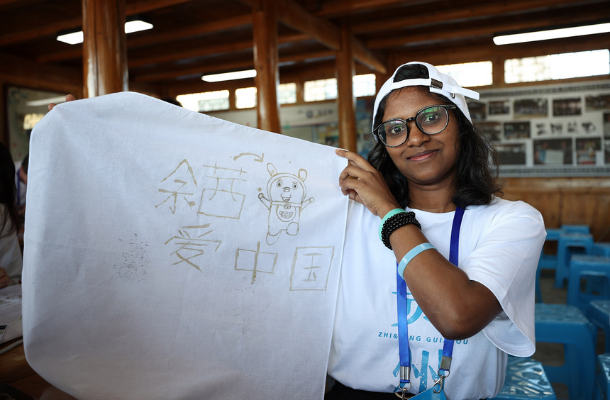 7月21日，留學生展示自己的蠟畫作品。