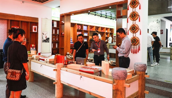 7月21日，工作人员在黔西北电商直播基地为客户讲解商品。