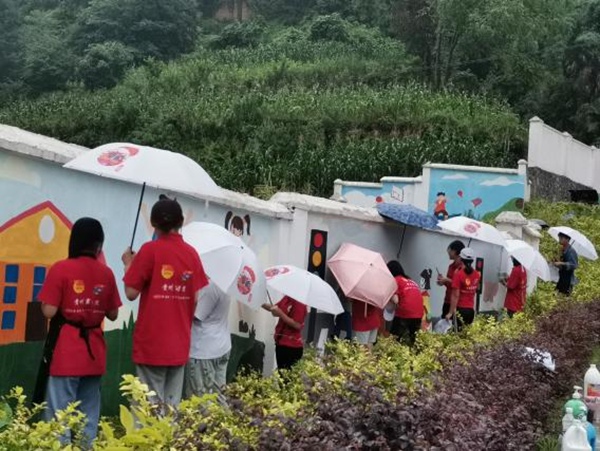 绘就美丽乡村 贵州商学院青年志愿者在行动。