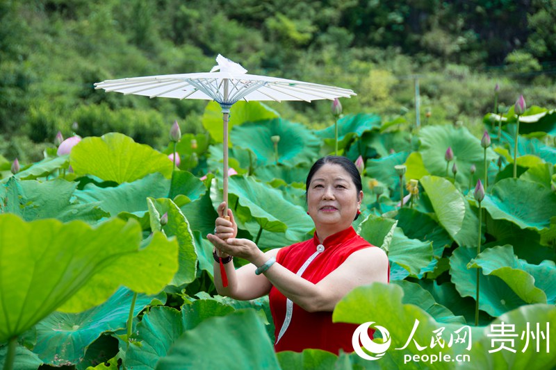 荷塘美景吸引游客前来拍照“打卡”。人民网 龙章榆摄