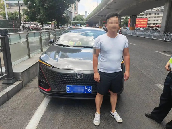 无证驾驶人杨某被精准拦截。