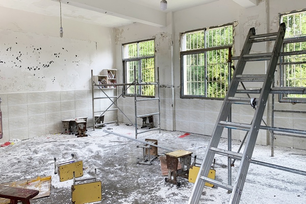 绿塘乡五星小学教室亮化工程进行中。