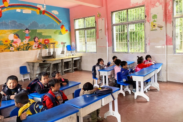 绿塘乡五星小学教室亮化工程完工后。