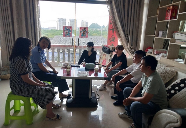 县总工会党组成员、副主席韦洪书与患者家属交流。