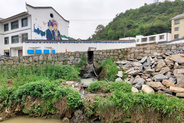 金華鎮翁井村卡子山生活污水排污口改造前。