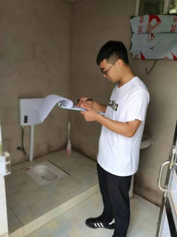 1工作人員對農戶改造完成的廁所進行驗收