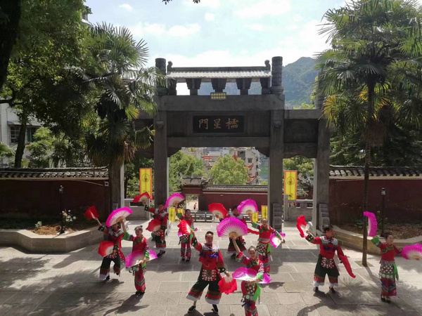思南縣將清廉元素融入非物質文化遺產土家花燈中。何其波攝