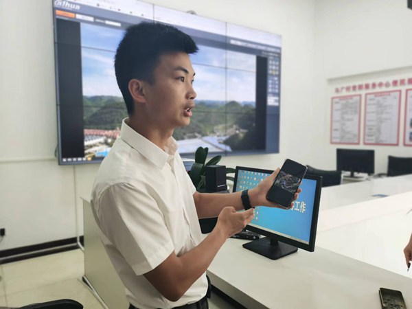 唐文亮在介紹智能馬廠綜合管理平台。陶陶攝