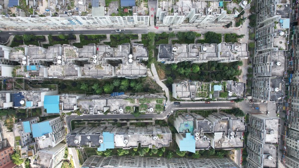 大方县红旗街道西南社区红旗小区一角航拍。