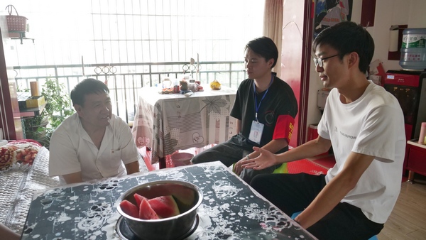 大方县红旗街道西南社区联户长走访住户解决问题 。