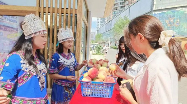 青云路步行街永乐艳红桃直销点。