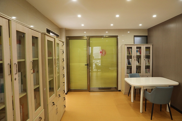 安靜寬敞的閱覽室。