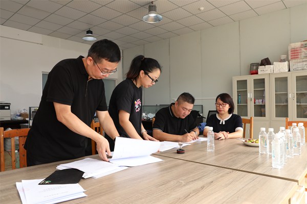 公司总经理袁凯正在与贵州轻工职业学院的老师签订战略联盟协议。晏学源摄