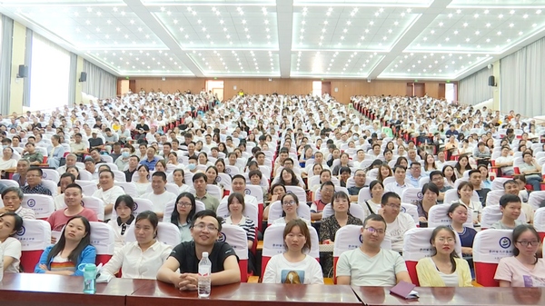 大方縣2022年暑期教師培訓學員們在認真聽課。