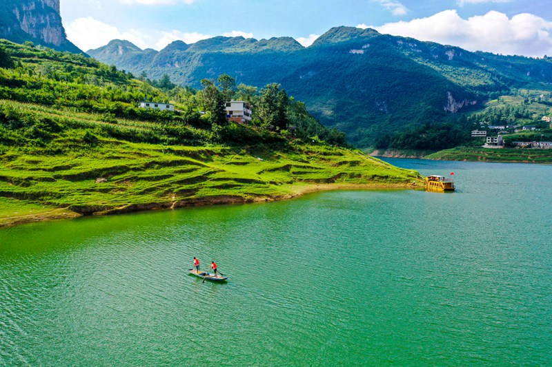 2022年7月27日，村民在贵州省黔西市金兰镇瓦房寨村错界河内打捞水面漂浮物。