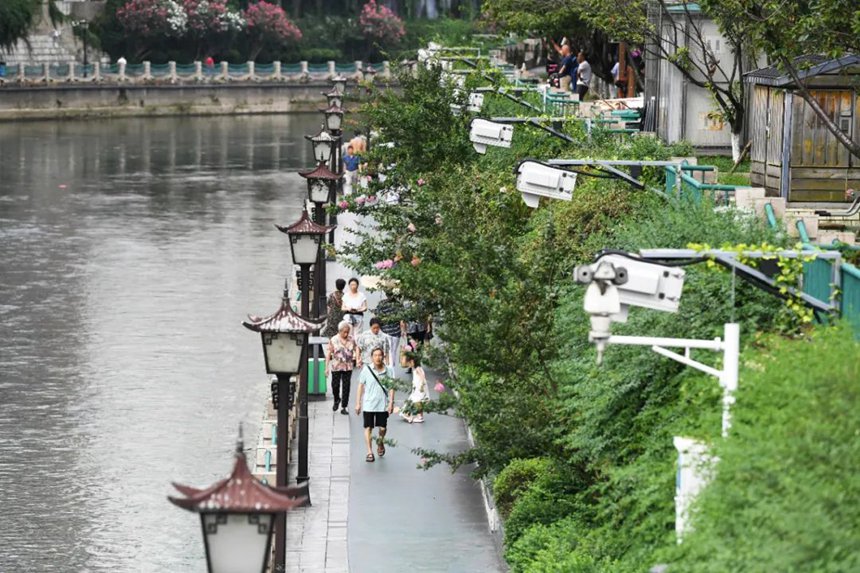 市民在南明河沿岸锻炼身体。