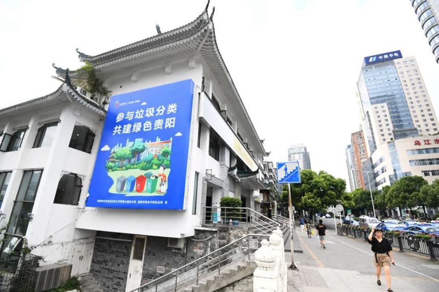 新华路上，讲文明，树新风的公益广告随处可见。
