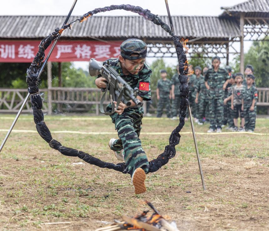 2022年7月28日，貴州省黔東南州施秉縣都市森林康養基地舉辦豐富多彩的軍事夏令營活動，孩子們在開展軍事拓展訓練。