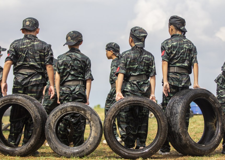 2022年7月28日，貴州省黔東南苗族侗族自治州施秉縣都市森林康養基地舉辦豐富多彩的軍事夏令營活動，孩子們在開展軍事拓展訓練。