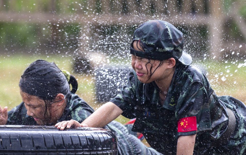 2022年7月28日，贵州省黔东南州施秉县都市森林康养基地举办丰富多彩的军事夏令营活动，孩子们在开展军事拓展训练。